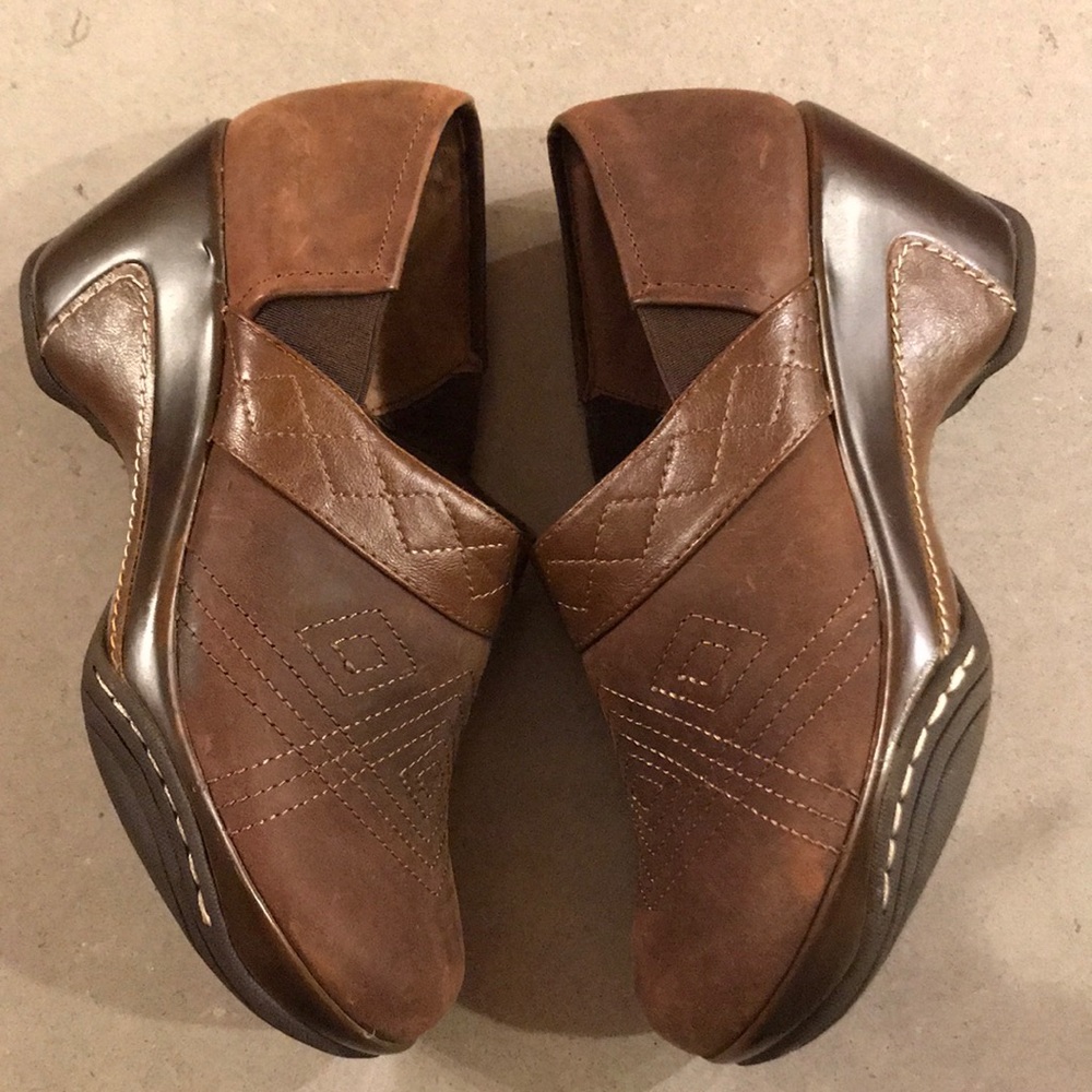 Easy Spirit brown leather clogs. Sz 6.5.